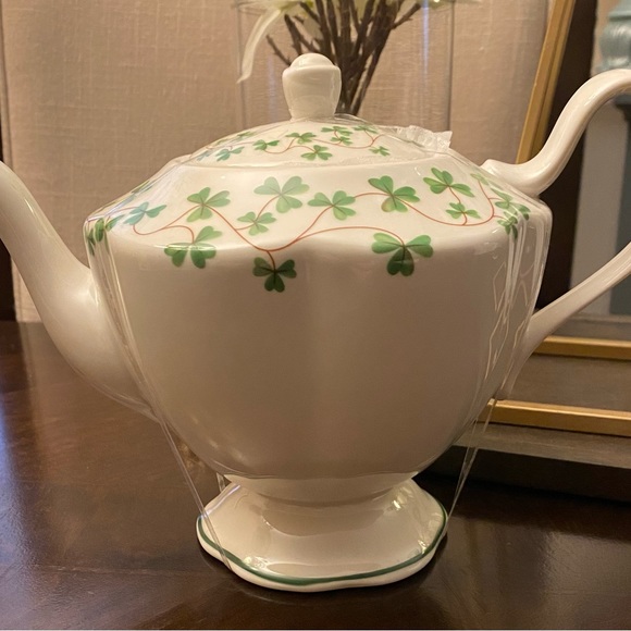 ☘️NEW☘️ Shamrock Fine Porcelain Teapot☘️ - Picture 2 of 5